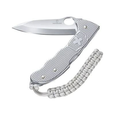 [N4-VM26-213597] Navaja Victorinox Hunter con Cachas Alox Acanaladas y Hoja a una Mano. Con Colgante Paracord Plateado.